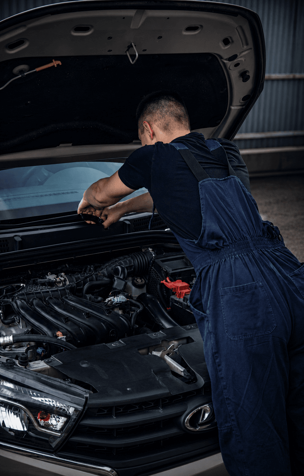 Mecânico realizando manutenção no motor de um veículo